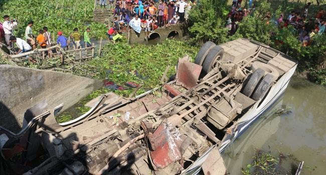 ভ্যানকে বাঁচাতে গিয়ে বাস খালে : নিহত ৪, আহত ২০