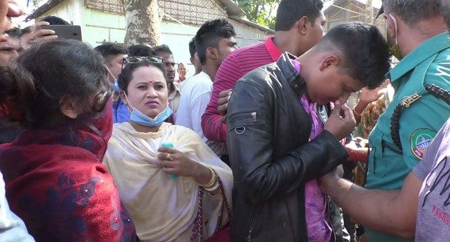 পরকীয়া প্রেমিকার সাথে রাত কাটিয়ে সকালে ধরা শিল্প পুলিশ সদস্য