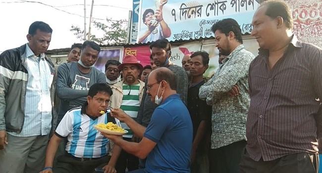 ম্যারাডোনার মৃত্যুতে ৭ দিনের শোক ও গরিবদের মাঝে খাবার বিতরণ ভক্তের