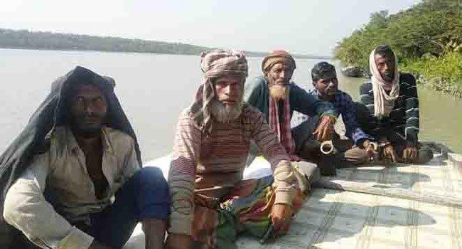 সুন্দরবনে ফাঁদসহ ৫ হরিণ শিকারী আটক