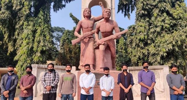 মুখে কালো কাপড় বেঁধে মৌন প্রতিবাদ রাবি সাংবাদিকদের