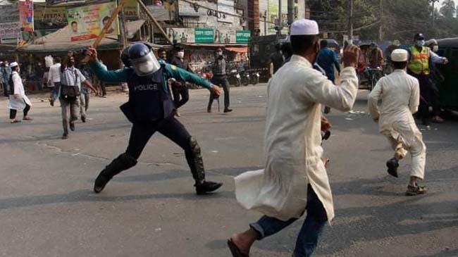 বায়তুল মোকাররমের সামনে ভাস্কর্যবিরোধীদের মিছিলে লাঠিচার্জ