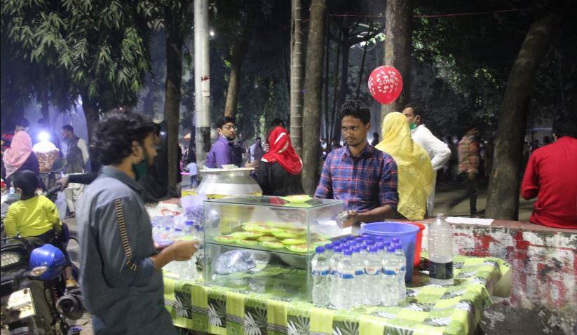 শীতে পরিবর্তন এসেছে রাজধানীর ফুটপাতের ব্যবসায়