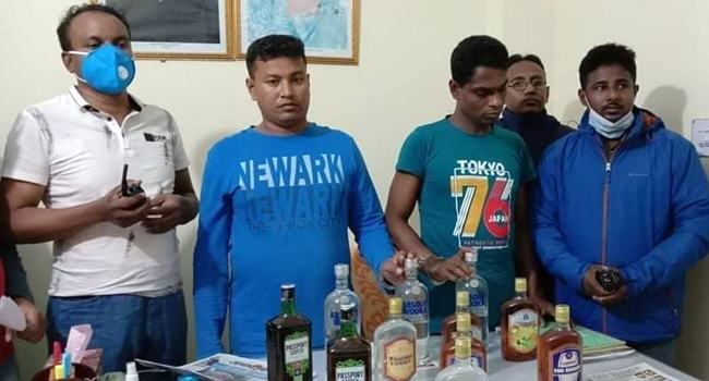 কুয়াকাটায় বিদেশি মদসহ আটক ২