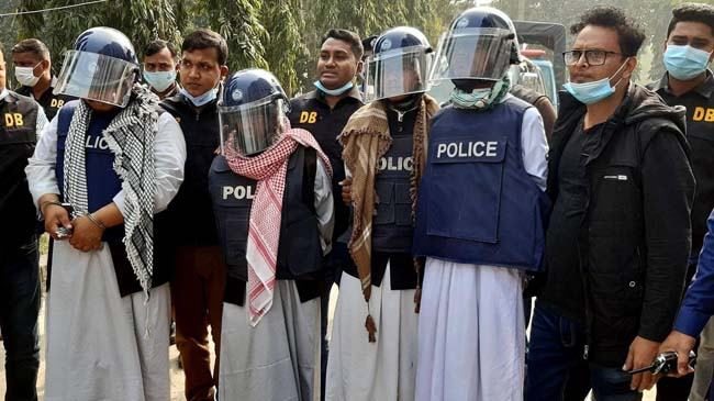 চার আসামিকে কারাগারে পাঠানোর নির্দেশ