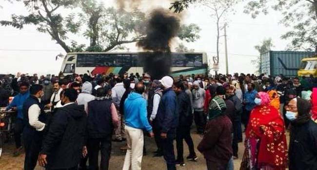 পাবনায় চিনিকল বন্ধের প্রতিবাদে বিক্ষোভ-অবরোধ