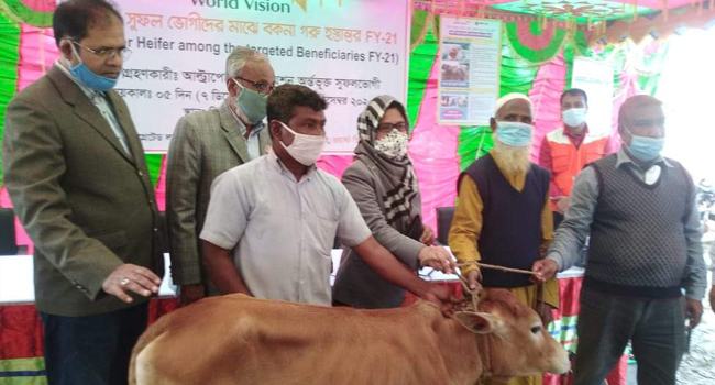 কিশোরগঞ্জে ২ শত ২৫ পরিবারের মাঝে গরু বিতরণ