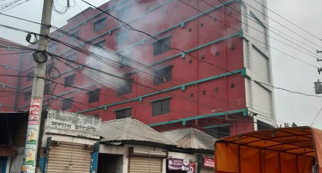 গাজীপুরে পোশাক কারখানা ও দোকানে আগুন