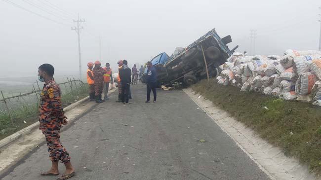 টাঙ্গাইলে ট্রাক-পিকআপ সংঘর্ষে নিহত ৫