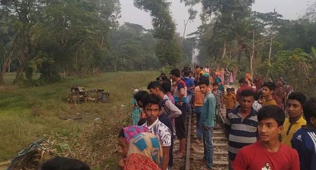 শাহরাস্তিতে ট্রেন-পিকআপ সংঘর্ষে নিহত ১