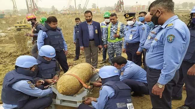 বিমানবন্দরে ২৫০ কেজি ওজনের বোমা, নিস্ক্রিয় করতে নেয়া হচ্ছে ময়মনসিংহ