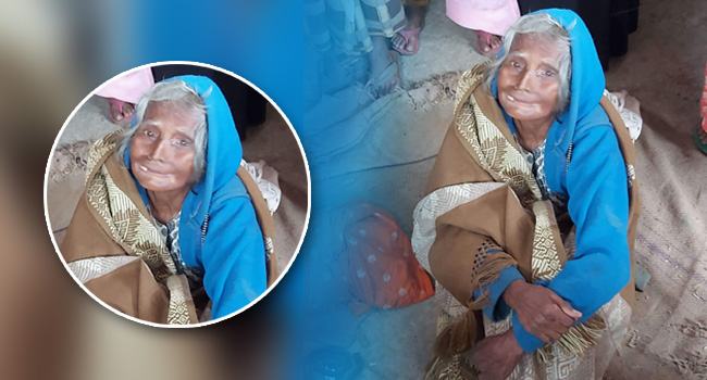 সড়কের পাশে শতবর্ষী বৃদ্ধাকে ফেলে যায় স্বজনরা