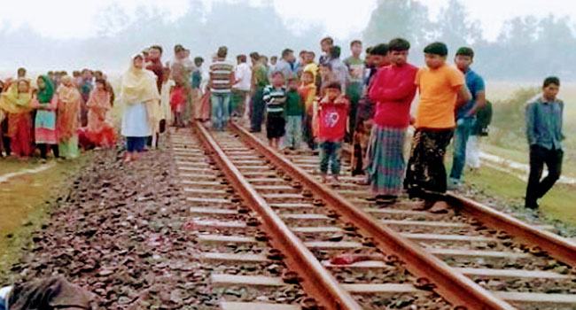 রেললাইনে বসে ফোনালাপ, প্রাণ গেল খালা-ভাগ্নীর