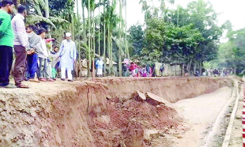 কাপাসিয়ায় শীতলক্ষ্যা তীরের বিশাল এলাকা আবার দেবে গেছে