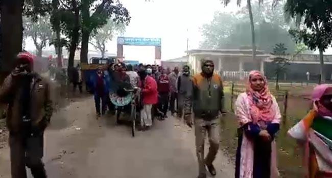 রংপুরে চিনিকলের সামনে শ্রমিক-কর্মচারীদের বিক্ষোভ