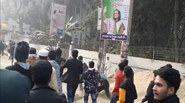 নুরের সমর্থকদের থেকে জাতীয় পতাকা ছিনিয়ে নিয়ে ছাত্রলীগের নেতাকর্মীদের মিছিল
