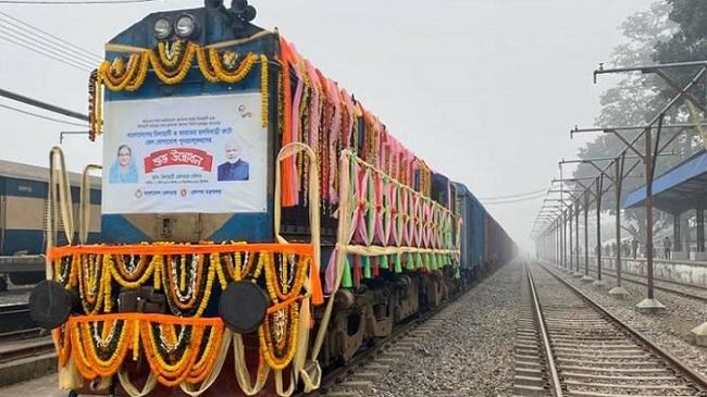 দীর্ঘ ৫৫ বছর পর চালু হলো চিলাহাটি-হলদিবাড়ির রেললাইন
