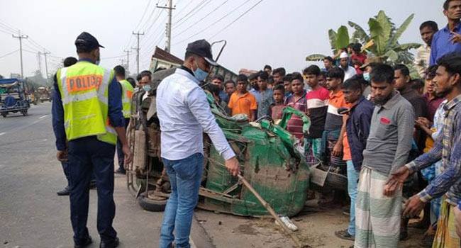 ভৈরবে ট্রাক-অটোরিকশার মুখোমুখি সংঘর্ষে ৩ জন নিহত