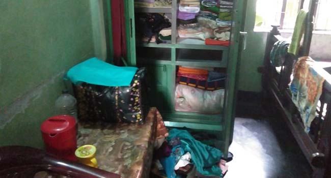 সিরাজদিখানে দেয়াল ভেঙে চুরি