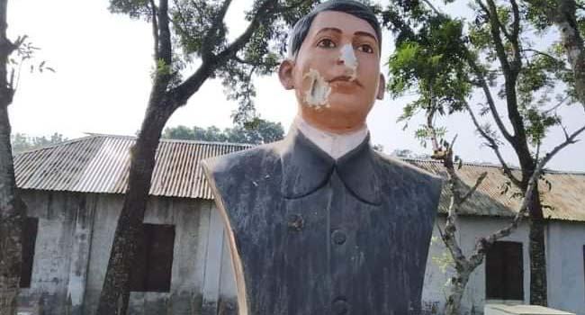 এবার কুষ্টিয়ায় বাঘা যতিনের ভাস্কর্য ভাংচুর