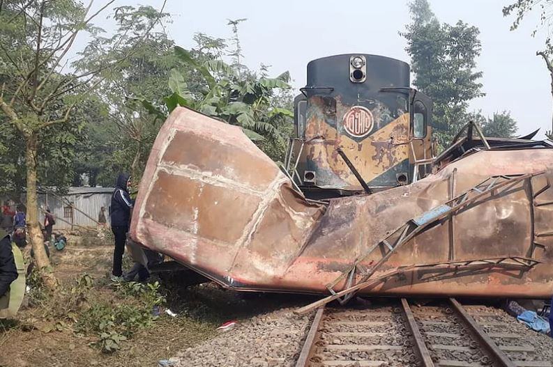 গেটম্যান না থাকায় জয়পুরহাটে বাস-ট্রেনের সংঘর্ষ, নিহত বেড়ে ১২