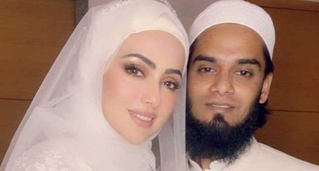 'আমি বোরখা পরতেও বলিনি, কাজ ছাড়তেও বলিনি,' জানালেন সানা খানের স্বামী