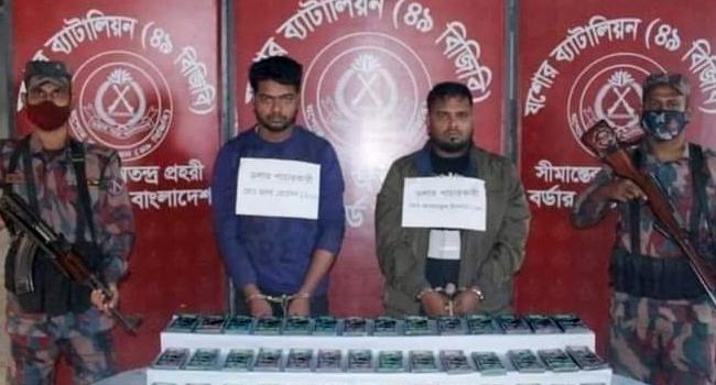 যশোরে ৫ লাখ মার্কিন ডলারসহ দুই চোরাকারবারি আটক