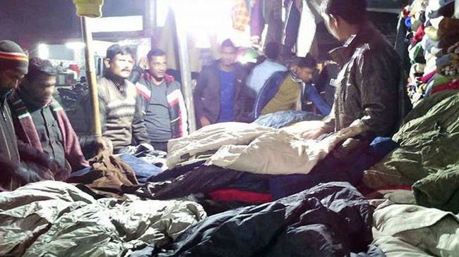তীব্র শীতে বিপর্যস্ত জনজীবন, গরম কাপড় কেনার ধুম