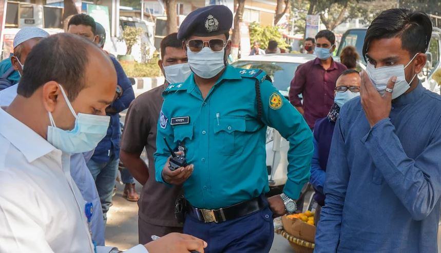 মাস্ক ব্যবহারে কঠোর আইন প্রয়োগের বিকল্প নেই : বিশেষজ্ঞদের মত