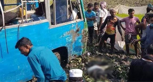 জাজিরায় খাদে পড়ে বাসের চালক নিহত, আহত ১০