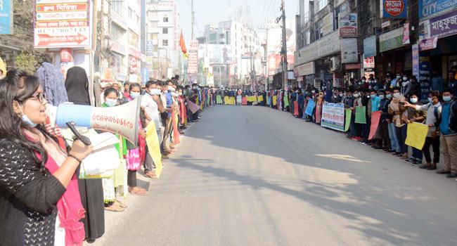 বিশ্ববিদ্যালয়ের ভর্তি পরীক্ষায় বিভাগ পরিবর্তনের সুযোগের দাবিতে রংপুরে মানববন্ধন