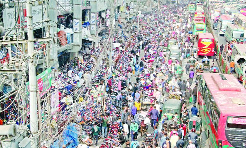 ফুটপাথে তিন শতাধিক চাঁদাবাজ