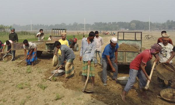 চৌগাছায় ফসল তুলতে স্বেচ্ছাশ্রমে রাস্তা নির্মাণ