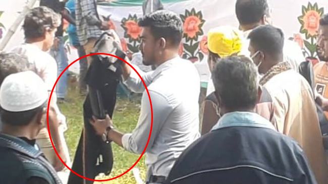 পুলিশের সামনে ইউপি চেয়ারম্যানের ভাইয়ের অস্ত্রের মহড়া, প্রতিপক্ষকে হুমকি