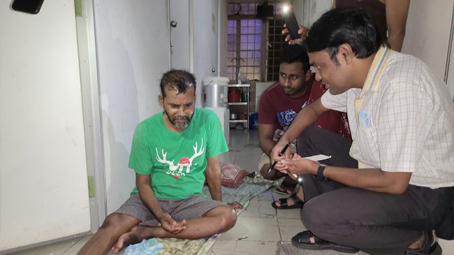 স্ত্রী সন্তানের কাছে ফিরতে চান অসুস্থ মালয়েশিয়া প্রবাসী ফারুক