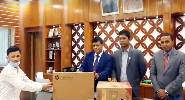 প্রধানমন্ত্রীকে এসএমএস পাঠিয়ে কম্পিউটার পেল কুমিল্লার শাকিল