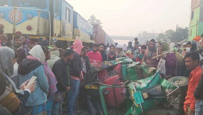 কুমিল্লায় ট্রেনের ধাক্কায় নিহত বৃদ্ধ, আহত স্ত্রী ও মেয়ে