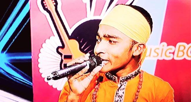 গান গেয়ে লেখাপড়া ও সংসার চলে ওয়ালিদের
