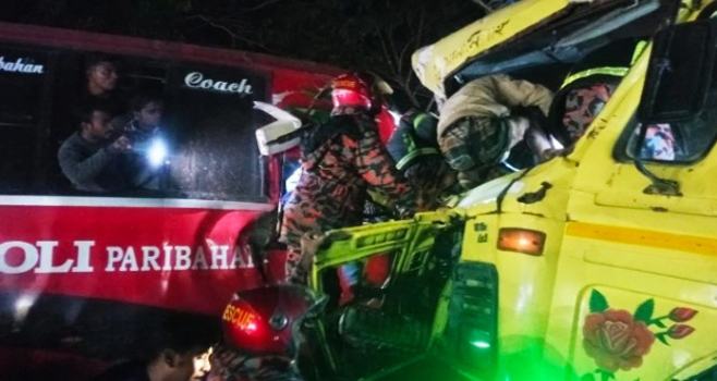 শায়েস্তাগঞ্জে বাস-ট্রাক ও মোটরসাইকেলের ত্রিমুখী সংঘর্ষে আহত ২৫