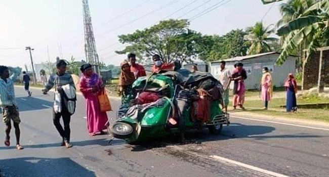 ময়মনসিংহে বাস-সিএনজি সংঘর্ষ, নারী ও শিশুসহ নিহত ৭