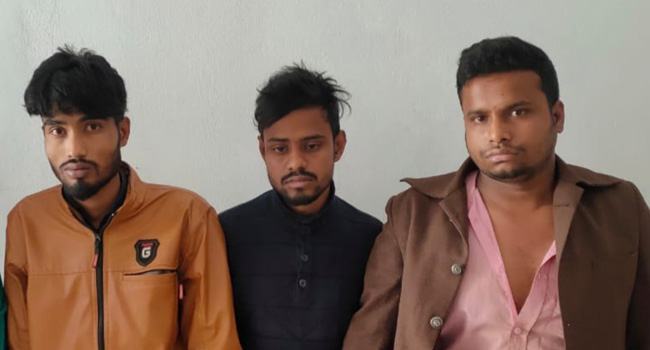 গাজীপুরে গাড়ি উল্টে ধরা পড়লো ৩ ছিনতাইকারী