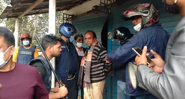 ইউপি চেয়ারম্যানকে লাঞ্ছিত, অ্যাডভোকেট আটক