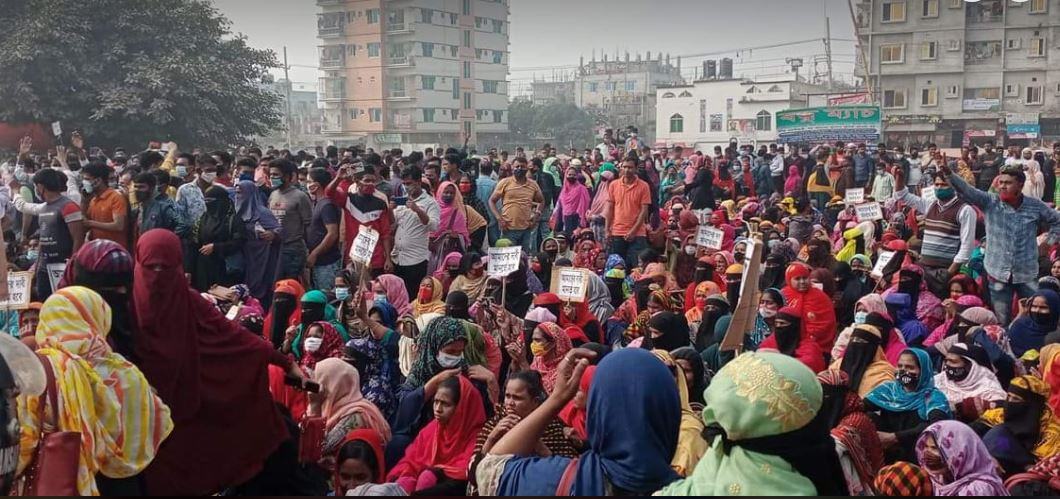 নারায়ণগঞ্জে সড়ক অবরোধ করে গার্মেন্টস শ্রমিকদের বিক্ষোভ, তীব্র যানজট