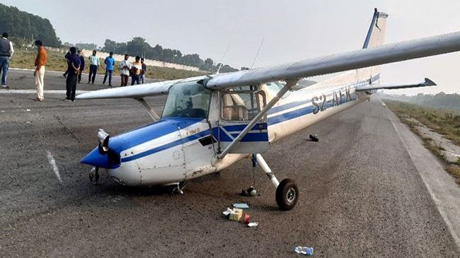 রাজশাহী শাহ মখদুম বিমানবন্দরে দুর্ঘটনার কবলে প্রশিক্ষণ বিমান