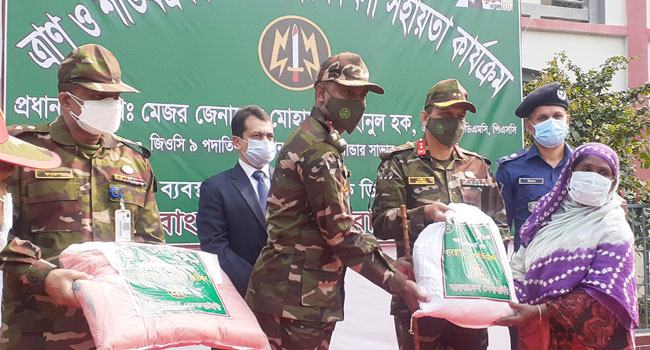 শিবালয়ে সেনাবাহিনীর উদ্যোগে ত্রাণ ও শীতবস্ত্র বিতরণ