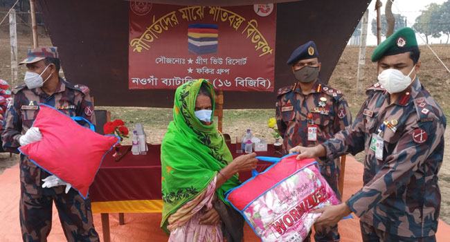 পোরশায় শীতার্তদের মাঝে বিজিবি’র শীতবস্ত্র বিতরণ