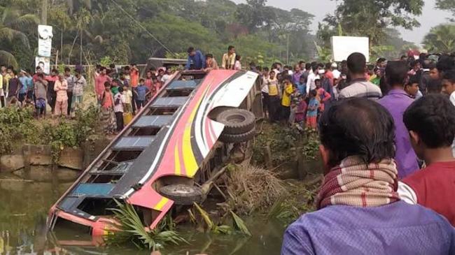 নেত্রকোনায় বাস উল্টে ২১ জন আহত