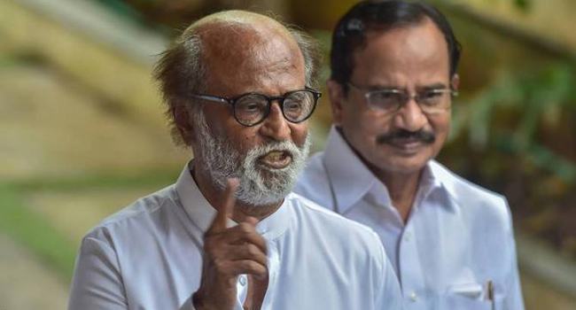 রাজনীতিতে নামার অনুরোধ করে আমাকে আঘাত দেবেন না : রজনীকান্ত