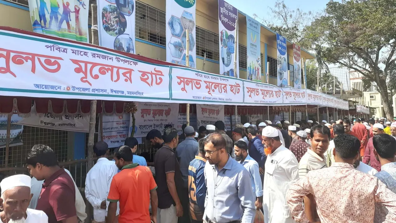 ঈশ্বরগঞ্জে সুলভ মূল্যের হাট, ক্রেতাদের উপচেপড়া ভিড়
