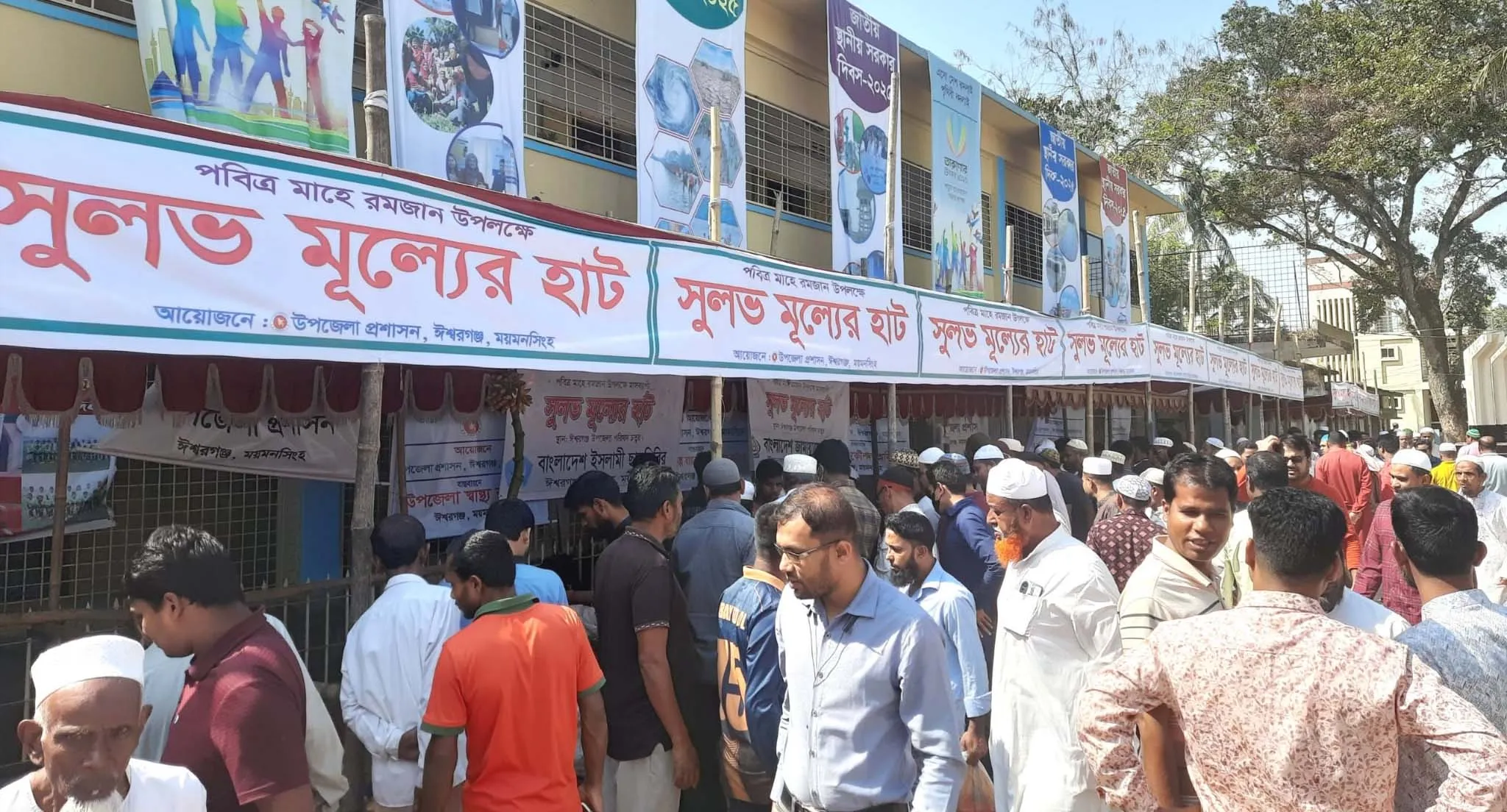 ঈশ্বরগঞ্জে সুলভ মূল্যের হাট, ক্রেতাদের উপচেপড়া ভিড়